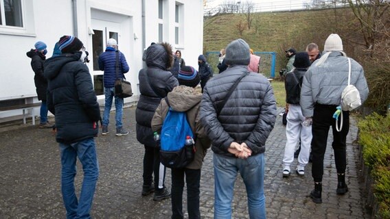 Schwerin: Geflüchtete aus der Ukraine warten vor der zentralen Erfassungsstelle für Ukraine-Flüchtlinge in Mecklenburg-Vorpommern. © Jens Büttner/dpa Foto: Jens Büttner/dpa
