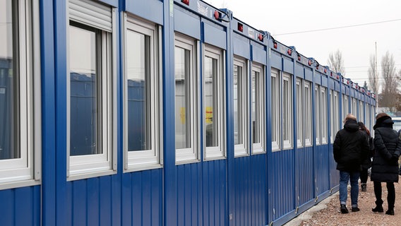 Bei einem Vor-Ort-Termin wird eine neue Gemeinschaftsunterkunft für Geflüchtete in Rostock-Marienehe vor ihrer Eröffnung vorgestellt. © Bernd Wüstneck/dpa +++ dpa-Bildfunk +++ Foto: Bernd Wüstneck/dpa +++ dpa-Bildfunk +++