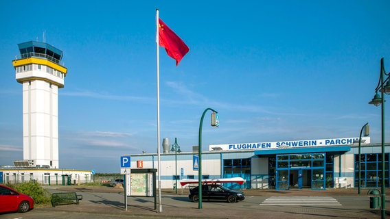 Im Juni 2015 steht der neue Tower am Flughafen Schwerin-Parchim © picture alliance/dpa Foto: Jens Büttner