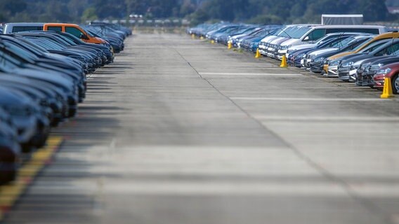 Parchim: Auf dem insolventen Flughafen Parchim stehen rund 2500 Neuwagen. Auf der Lande- und Startbahn des ehemaligen russischen Militätflughafens und mittlerweile insolvente Airport Parchim-Schwerin stehen verschiedne Modelle des Autoherstellers Volkswagen (VW). © dpa-Bildfunk Foto: Jens Büttner