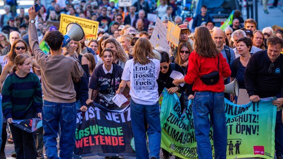 Schwerin: Teilnehmer einer Demonstration der Klimaschutzbewegung Fridays for Future ziehen durch die Innenstadt. © dpa Foto: Jens Büttner