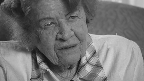 Ilse Fridrich als ältere Dame im schwarz-weiß Profil. © NDR 