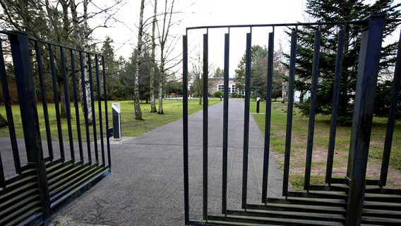 Eingang des Westfriedhofs in Rostock © DPA-Bildfunk Foto: Bernd Wüstneck