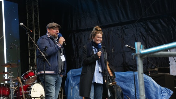 Stefan Kuna und Theresa Hebert auf der Bühne. © NDR Foto: Svenja Pohlmann
