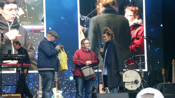 Ute aus Wismar spielt mit Stefan Kuna und Theresa Hebert live auf der Bühne 6 in 49. © NDR Foto: Svenja Pohlmann