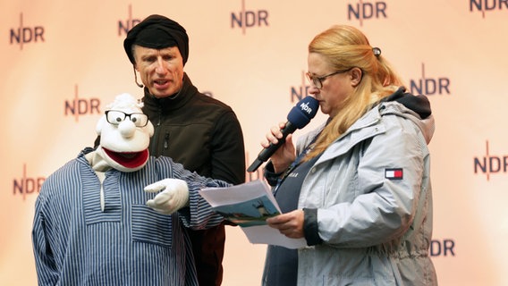 Susanne Bliemel und Klappmaulkomiker Werner Momsen. © NDR Foto: Svenja Pohlmann
