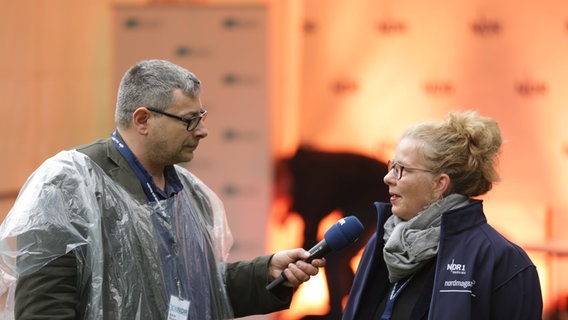 NDR Moderator Frank Breuner und Kulturredakteurin Siv Stippekohl. © NDR Foto: Svenja Pohlmann