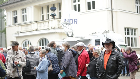 Viele Besucher auf dem Gelände des NDR Funkhauses in Schwerin. © NDR Foto: Svenja Pohlmann