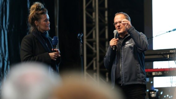 Theresa Hebert und Wetterexperte Stefan Kreibohm. © NDR Foto: Svenja Pohlmann