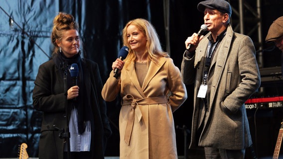 Theresa Hebert, Birgit Keller und René Steuder. © NDR Foto: Svenja Pohlmann