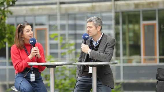 Ingo Zamperoni mit seiner Frau Jiffer Bourguignon. © NDR Foto: Svenja Pohlmann