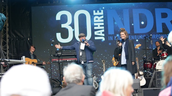 Stefan Kuna und Theresa Hebert mit der Funkhausband. © NDR Foto: Svenja Pohlmann