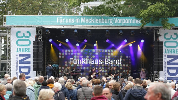 Die Bühne beim großen Geburtstagsfest des NDR MV. © NDR Foto: Svenja Pohlmann