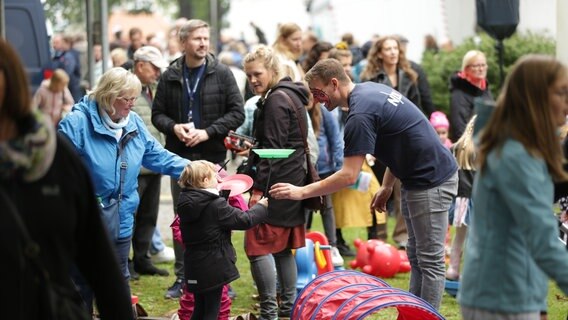 Kinderschminken und Spielwiese beim Funkhausfest des NDR MV. © NDR Foto: Svenja Pohlmann