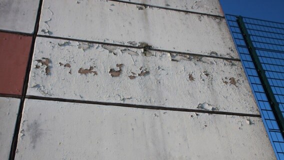 Außenmauer der Turnhalle in Gadebusch, der Putz blättert. © Quelle 