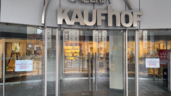 Die wegen einer Betriebsversammlung geschlossene Filiale des Warenhauskonzerns Galeria Karstad Kaufhof in Rostock © Axel Krummenauer Foto: Axel Krummenauer