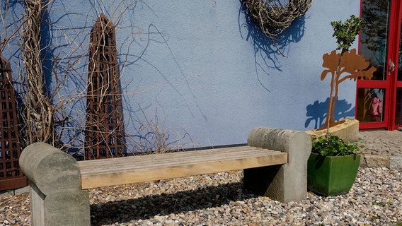 Terrasse mit Holzbank und mit Beeren bepflanztem Kübel © NDR Foto: Udo Tanske