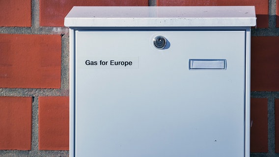 Ein Briefkasten mit der Adress-Aufschrift «Gas for Europe» hängt an einem Bürogebäude im Plattenbaugebiet der Landeshauptstadt. © Jens Büttner/dpa-Zentralbild/dpa Foto: Jens Büttner/dpa-Zentralbild/dpa
