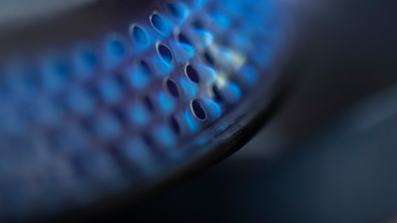 Die blaue Flamme eines Gas-Kochers. Zur Entlastung der Gaskunden hat die Expertenkommission zur Gaspreisbremse der Bundesregierung ein Stufenmodell vorgeschlagen. © dpa Foto: Boris Roessler
