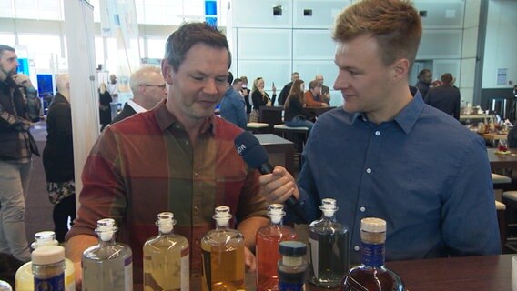 NDR-Reporter Dennis Mollenhauer hört sich auf der Gastro-Messe in Rostock um, was es Neues gibt. © NDR Foto: Screenshot