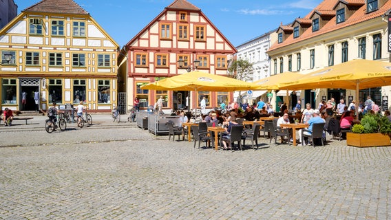 Neuer Markt, Marktplatz mit Café, Waren, Mecklenburg-Vorpommern  