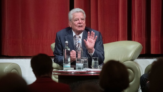 Former Federal President Joachim Gauck speaking on stage in Kaiserhof.  Usedom's literature days began with a panel discussion, this time under the slogan 
