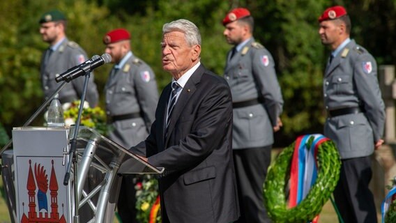 Bundespräsident a.D. Joachim Gauck hält in Fünfeichen eine Rede. © dpa 