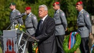 Bundespräsident a.D. Joachim Gauck hält in Fünfeichen eine Rede. © dpa 
