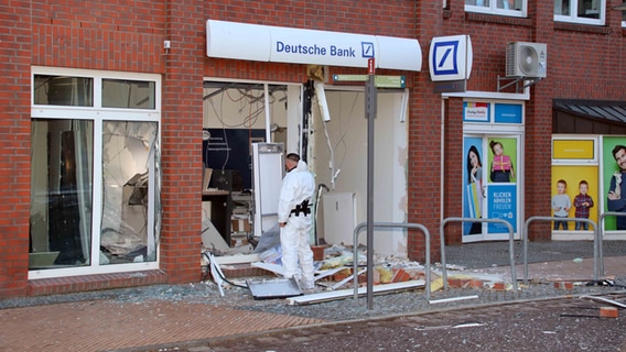 Unbekannte haben einen Geldautomaten am Markt in Lübz (Landkreis Ludwigslust-Parchim) gesprengt. © Ralf Drefin Foto: Ralf Drefin
