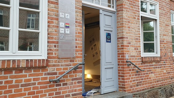 Hinter einer offenen Tür in einem Backsteingebäude sind Trümmerteile nach einer Sprengung eines Geldautomatens zu sehen. © Fabian Weißhaupt Foto: Fabian Weißhaupt
