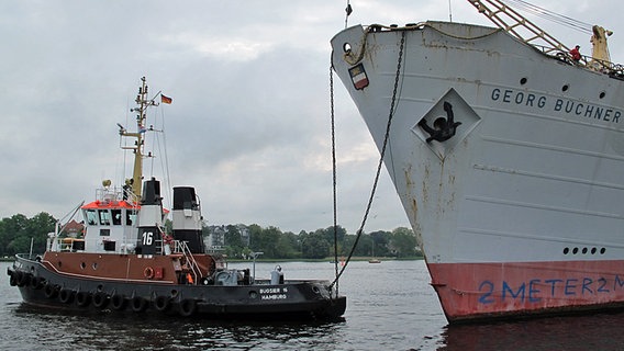 Die "Georg Büchner" und ein Schlepper im Stadthafen von Rostock. © NDR Foto: Katharina Tamme