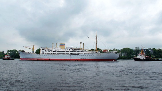 Schlepper führen das Schiff Richtung Ostsee. © NDR Foto: Katharina Tamme