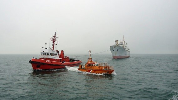 Schlepper führen das Schiff über die Ostsee. © NDR Foto: Jan Heidebreck