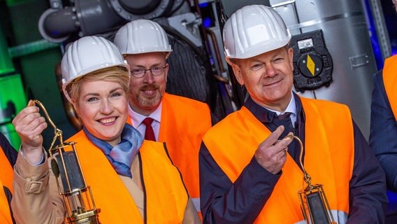 El canciller federal Olaf Scholz y la primera ministra Manuela Schwezig, entre otros, han operado la nueva planta de energía geotérmica en Schwerin-Lankow.  © NDR Foto: Captura de pantalla