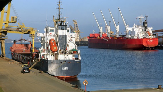 Im Seehafen Rostock liegen Schiffe am Düngemittelkai und im Getreidehafen © dpa-Bildfunk Foto: Bernd Wüstneck