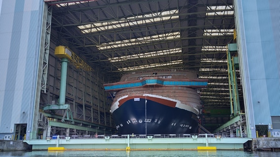 Ehemals "Global One": Das Schiff, das nun dem amerikanischen Schiffseigner Disney gehört in der TKMS-Werft in Wismar © NDR.de Foto: Christoph Woest/NDR.de