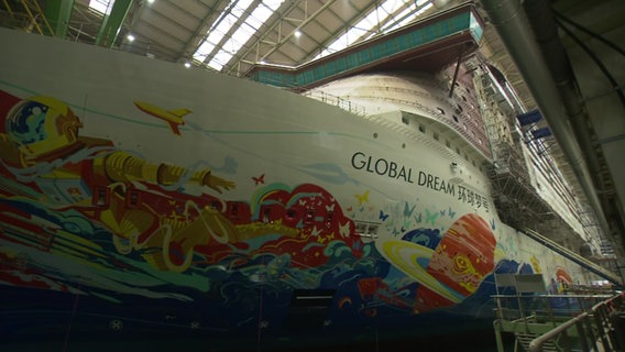 Der Neubau des Kreuzfahrtschiffes "Global One" liegt im Januar 2022 in der Halle der MV Werft in Wismar. © NDR Foto: screenshot