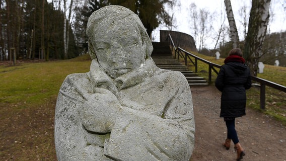 Eine Steinplastik des Bansiner Bildhauers Rudolf Leptien, aufgenommen am 10.03.2017 auf der Kriegsopfer-Ruhestätte Golm bei Kamminke. © dpa-Bildfunk Foto: Stefan Sauer