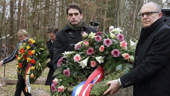 MV-Ministerpräsident Erwin Sellering (r.) und CDU-Fraktionsmitglied Marc Reinhardt legen auf der Kriegsgräberstätte Golm einen Kranz nieder. © dpa-Bildfunk Foto: Bernd Wüstneck