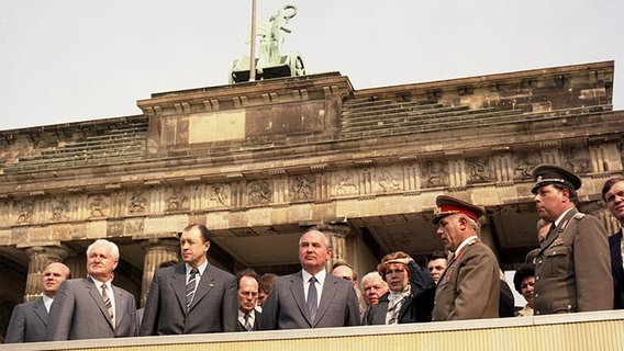 Im Vorfeld des XI. Parteitages der SED 1986 besucht die KPdSU-Delegation um Michail Gorbatschow (M.) die DDR-Staatsgrenze am Brandenburger Tor. © Bundesarchiv Foto: Klaus Franke