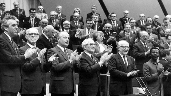 Das ZK der SED und Michail Gorbatschow (3. v.l.) auf dem XI. Parteitag © Bundesarchiv Foto: Rainer Mittelstädt