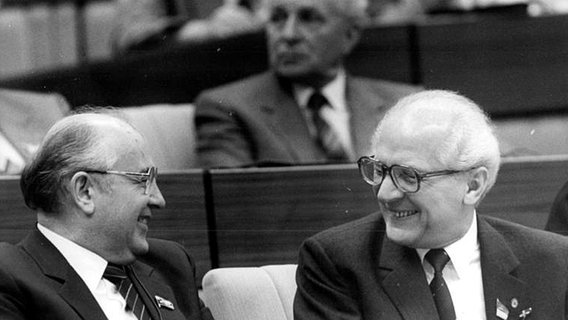 Erich Honecker (r.) und Michail Gorbatschow © Bundesarchiv Foto: Rainer Mittelstädt
