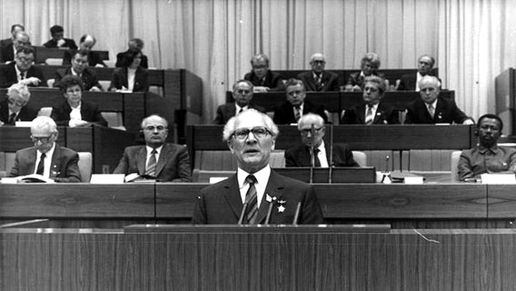 Erich Honecker auf dem XI. Parteitag der SED © Bundesarchiv Foto: Rainer Mittelstädt