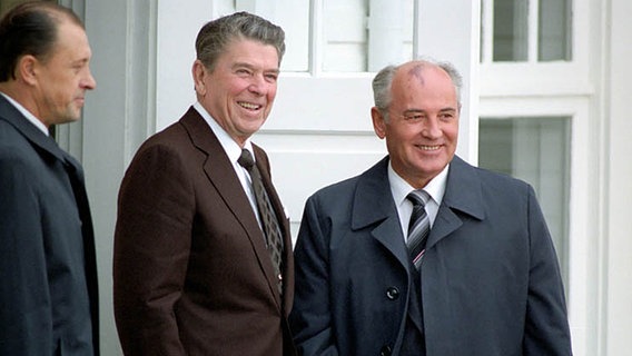 Michail Gorbatschow und US-Präsident Ronald Reagan (M.) © Gemeinfrei Foto: n. b.