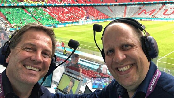 Gerd Gottlob (l.) und Tobias Blanck (r.) in einem Stadion bei Fußball-Europameisterschaft 2020. © NDR 