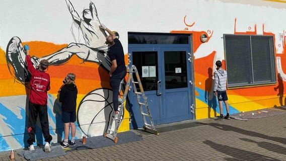 Graffiti ganz legal: ein Jugendprojekt von Jörg Schünemann im Rostocker Stadtteil Toitenwinkel. © Wiro 