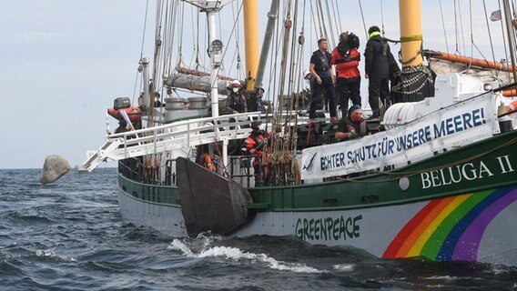 Von der Beluga II der Umweltorganisation Greenpeace werden Granitfelsen in der Ostsee östlich von Rügen versenkt. Von der Beluga II der Umweltorganisation Greenpeace werden Granitfelsen in der Ostsee östlich von Rügen versenkt. © DPA Foto: Stefan Sauer