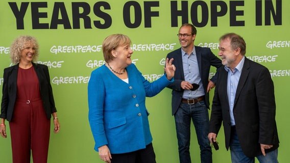 Bundeskanzlerin Angela Merkel mit Greenpeace-Mitarbeitern beim Festakt zum 50-jährigen Bestehen der Organisation © dpa-Bildfunk Foto: Stefan Sauer