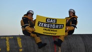 Greenpeace-Protest im Greifswalder Bodden gegen die Verlegung einer Anbindungs-Pipeline für das geplante Rügener LNG-Terminal © NDR Foto: Christopher Niemann
