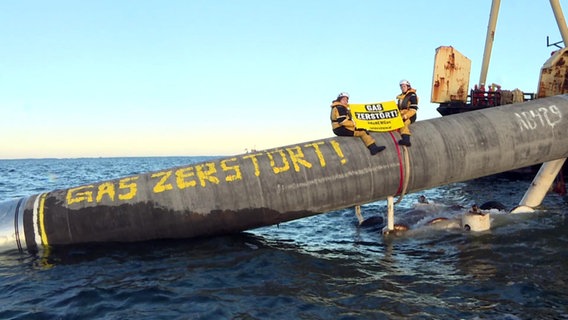 Greenpeace-Protest im Greifswalder Bodden gegen die Verlegung einer Anbindungs-Pipeline für das geplante Rügener LNG-Terminal © NDR Foto: Christopher Niemann